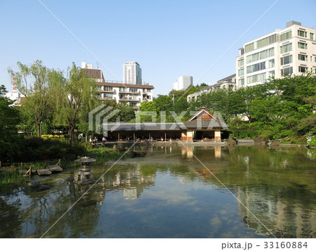 東京都港区の檜町公園(下の池と休憩所) 東京都港区の檜町公園(下の池と休憩所) 33160884