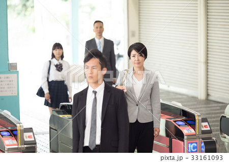 自動改札を通る人々　撮影協力「京王電鉄株式会社」 33161093