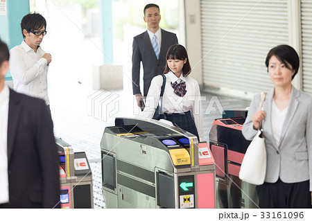 自動改札を通る人々　撮影協力「京王電鉄株式会社」 33161096