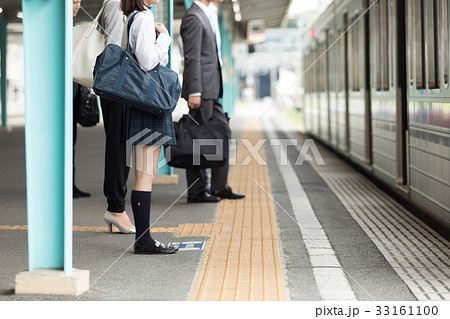 電車を待つ女子学生 撮影協力「京王電鉄株式会社」 電車を待つ女子学生 撮影協力「京王電鉄株式会社」 33161100