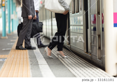 電車に乗るOL 撮影協力「京王電鉄株式会社」 電車に乗るOL 撮影協力「京王電鉄株式会社」 33161101