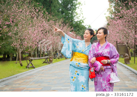 Happy friends looking at view of sakura park Happy friends looking at view of sakura park 33161172