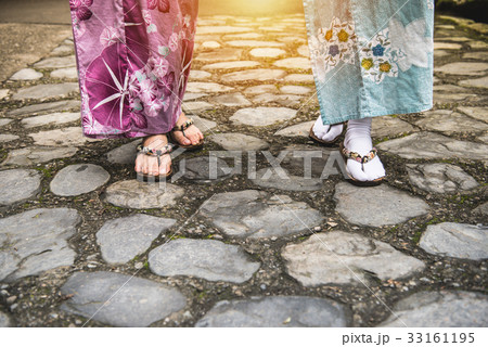 Close up of asian girlfriends wearing geta 33161195