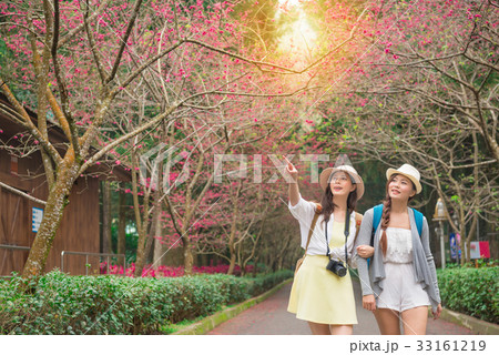 portrait of two young female friends 33161219