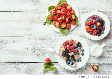 homemade oatmeal with berries 33161804