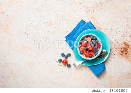 homemade oatmeal with berries 33161805