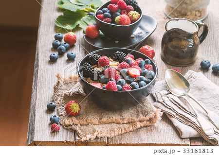 homemade oatmeal with berries 33161813