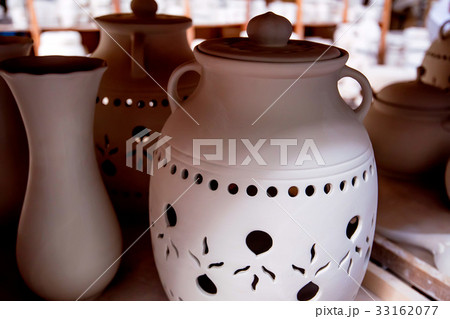 Close up earthenware ceramic vase 33162077