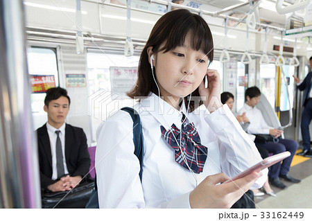 電車通学 女子高生 撮影協力 京王電鉄株式会社 の写真素材