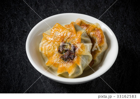 にら饅頭　Fried Garlic Chive Dumplings 33162583