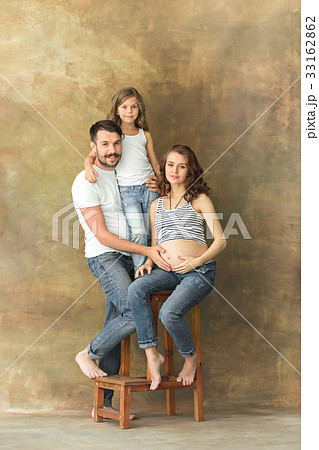 Pregnant mother with teen daughter and husband Pregnant mother with teen daughter and husband 33162862