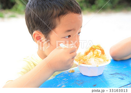 かき氷を食べる子どもの写真素材