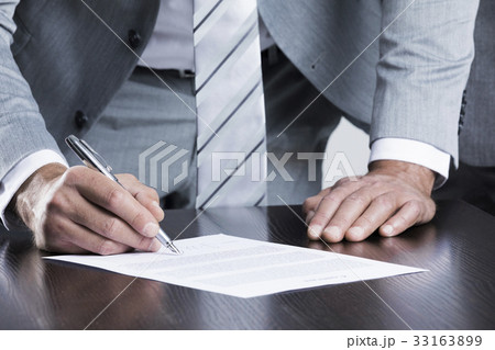 Business man sign contract 33163899