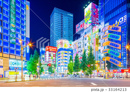 東京 秋葉原 電気街の夜景 万世橋交差点 の写真素材