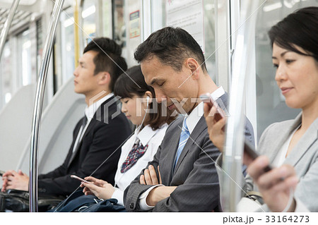 通勤電車 サラリーマン　撮影協力「京王電鉄株式会社」 33164273
