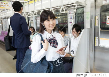 電車通学の女子高生　撮影協力「京王電鉄株式会社」 33164276