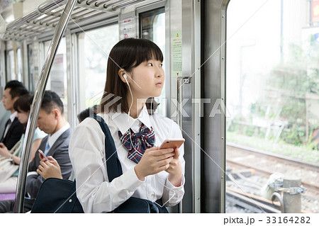 電車通学の女子高生 撮影協力 京王電鉄株式会社 の写真素材