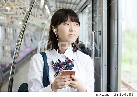 電車通学の女子高生 撮影協力 京王電鉄株式会社 の写真素材