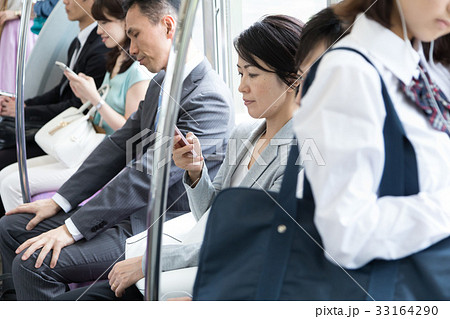 電車通学 女子高生 撮影協力「京王電鉄株式会社」 電車通学 女子高生 撮影協力「京王電鉄株式会社」 33164290
