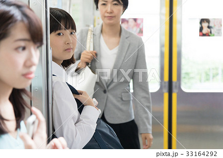 電車通学 女子高生 撮影協力「京王電鉄株式会社」 33164292