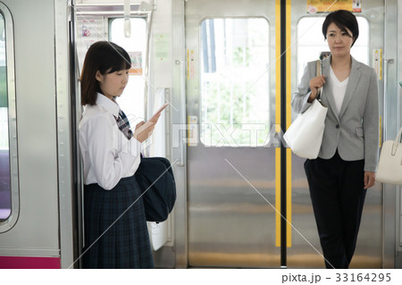 電車通学 女子高生 撮影協力「京王電鉄株式会社」 33164295