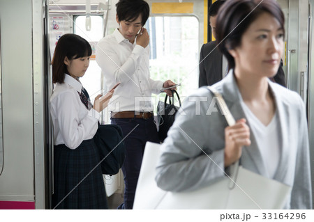 電車通学 女子高生 撮影協力「京王電鉄株式会社」 33164296