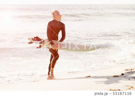 Surfing makes me feel alive Surfing makes me feel alive 33167116