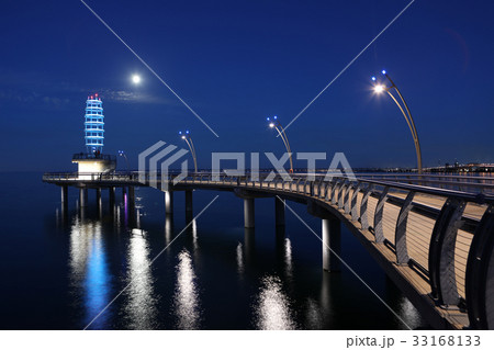Brant St. Pier in Burlington, Canada at night 33168133