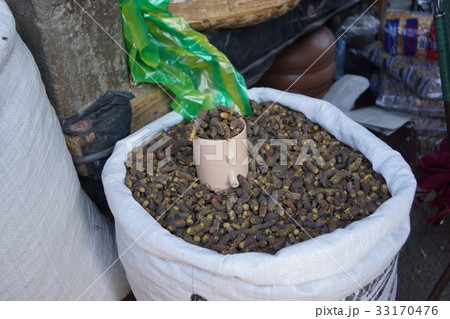 市場で売られるマドラ 33170476