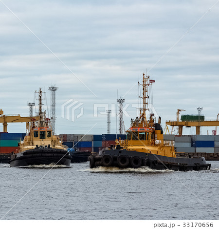 Tug ships in port 33170656