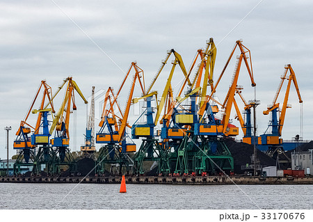 Yellow cargo cranes Yellow cargo cranes 33170676