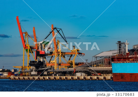 Yellow cargo cranes 33170683