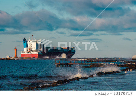 Red container ship Red container ship 33170717
