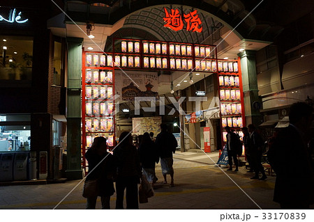 夜の道後温泉の提灯ゲート 夜の道後温泉の提灯ゲート 33170839
