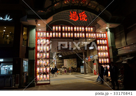 夜の道後温泉の提灯ゲート 33170841