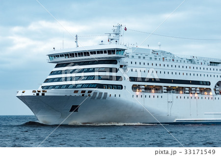 White passenger ship 33171549