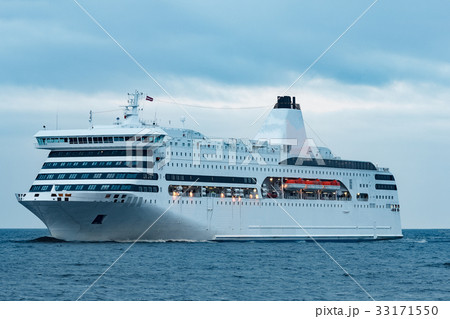 White passenger ship 33171550