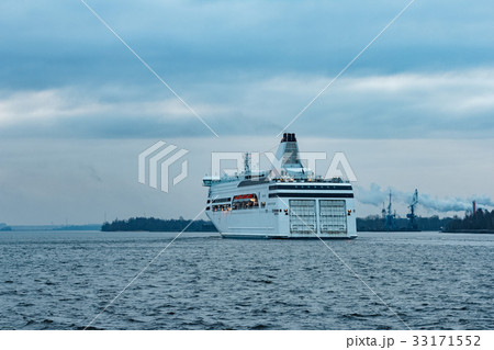 White passenger ship White passenger ship 33171552