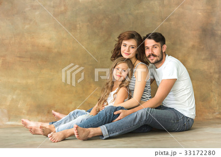 беременные тинейджеры Pregnant mother with teen daughter and husbandの写真素材 [33172280] - PIXTA