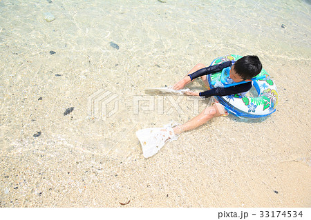 海水浴を楽しむ子ども 海水浴を楽しむ子ども 33174534