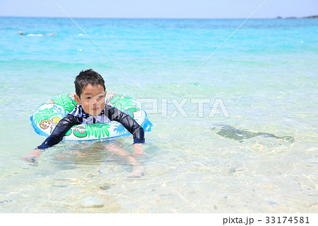 海水浴を楽しむ子ども 33174581
