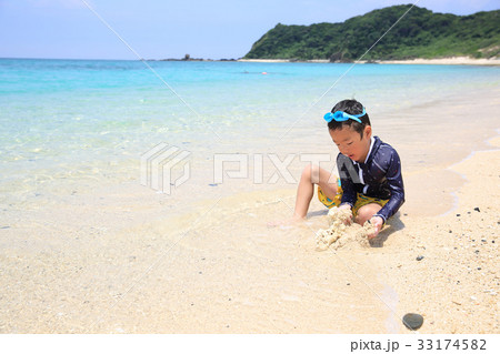 海で遊ぶ子ども 海で遊ぶ子ども 33174582