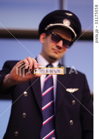 Pilot holds a keychain 33175058