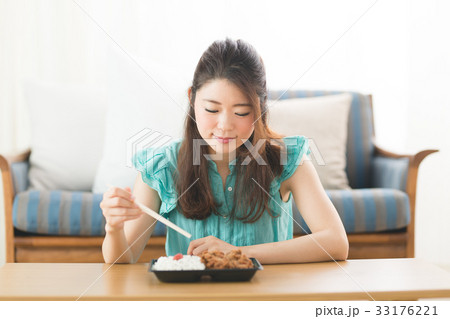 お弁当を食べる女性 お弁当を食べる女性 33176221