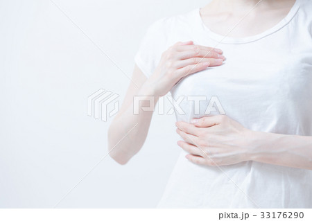Tシャツ姿の女性・白バック 33176290