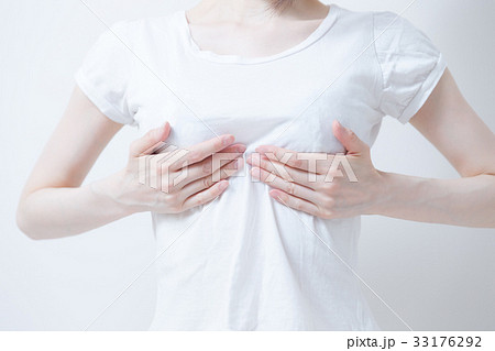 Tシャツ姿の女性・白バック Tシャツ姿の女性・白バック 33176292
