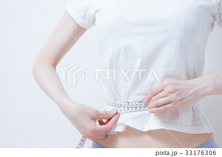 Tシャツ姿の女性・白バック 33176306
