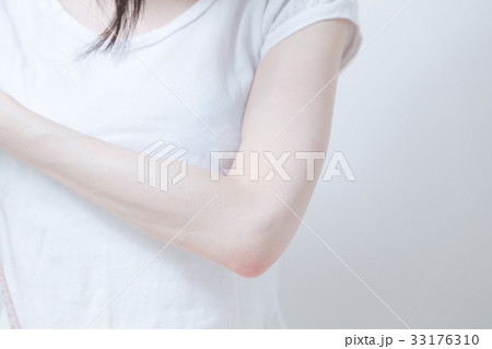 Tシャツ姿の女性・白バック Tシャツ姿の女性・白バック 33176310