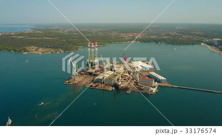Aerial view of a ship and an oil rig under 33176574