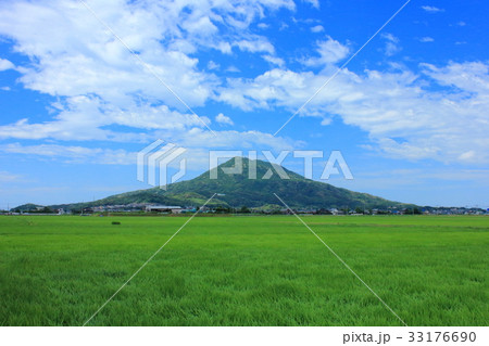 山　青空　雲　たんぼ　晴天 33176690